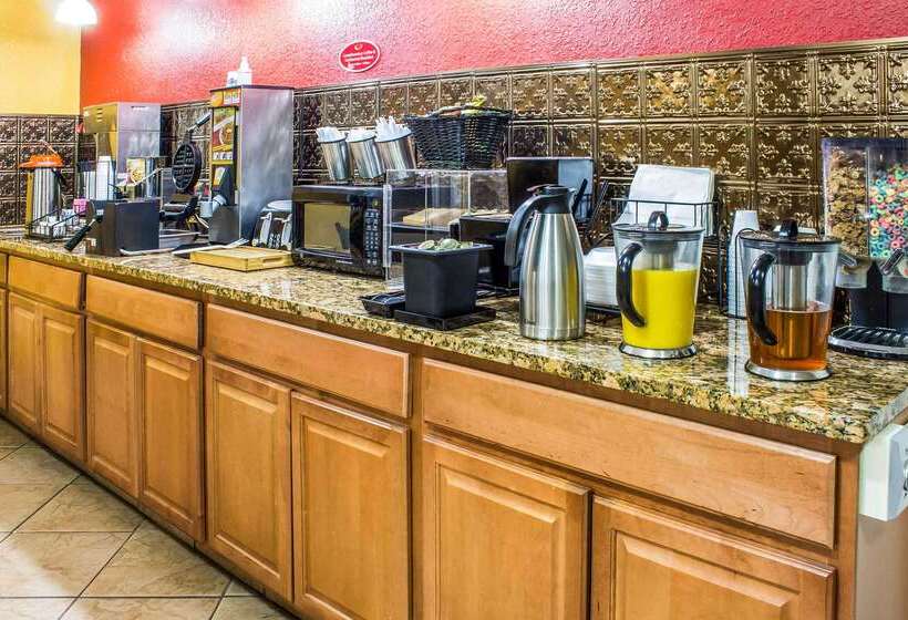 فندق Econo Lodge Inn & Suites