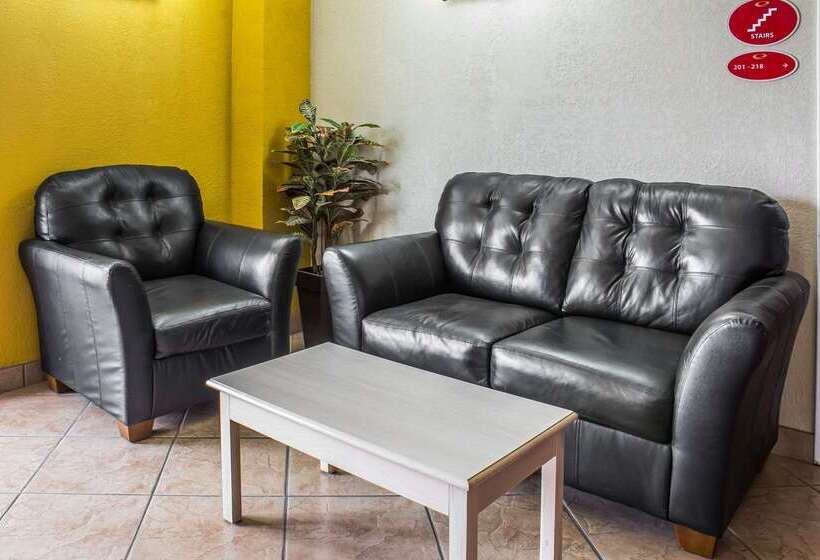 فندق Econo Lodge Inn & Suites