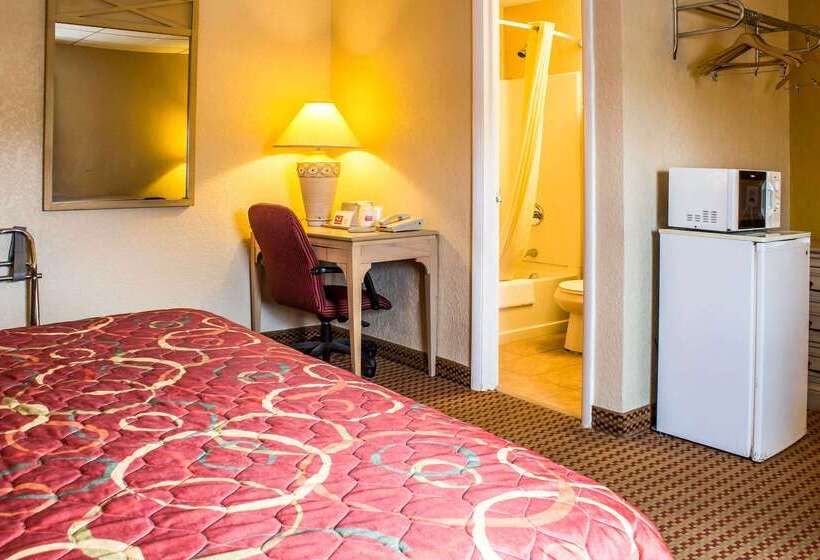 فندق Econo Lodge Inn & Suites