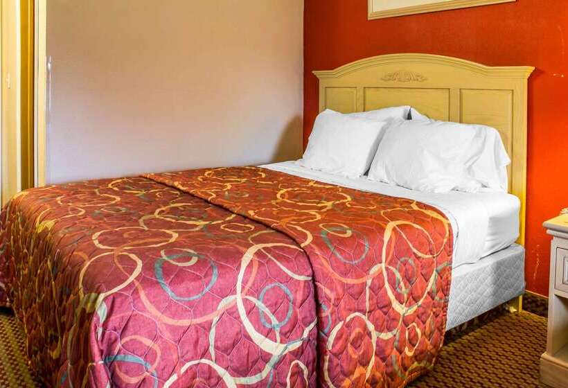 فندق Econo Lodge Inn & Suites