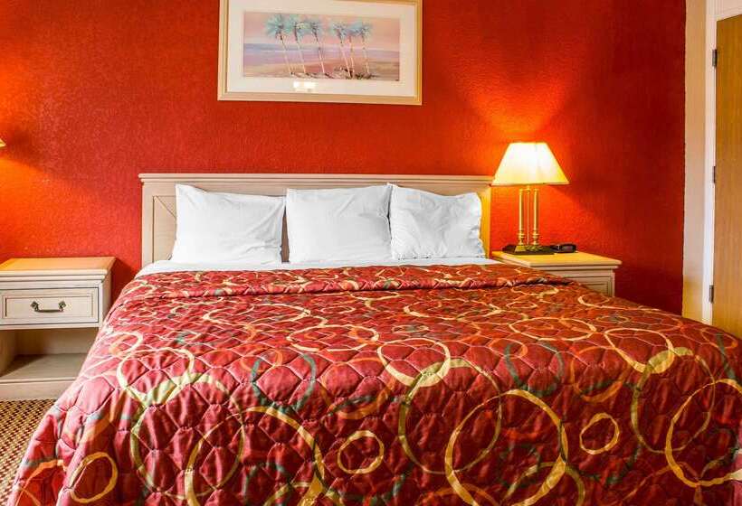 فندق Econo Lodge Inn & Suites