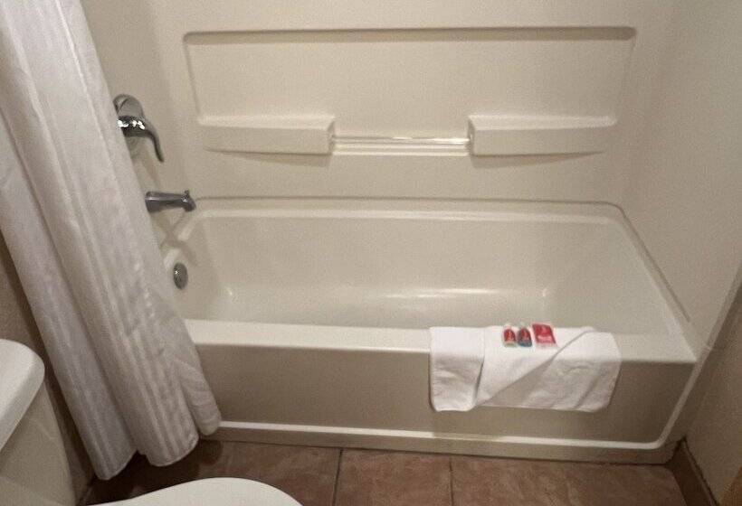 فندق Econo Lodge Inn & Suites