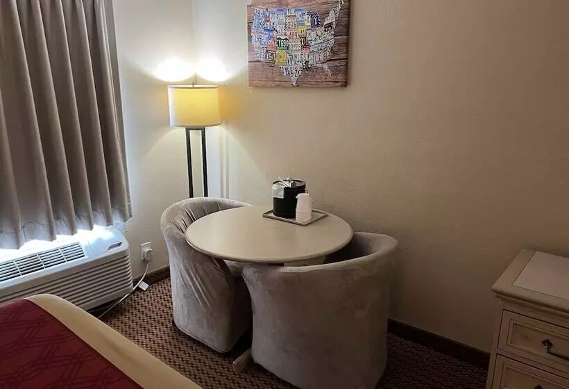 فندق Econo Lodge Inn & Suites