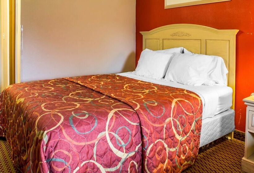 فندق Econo Lodge Inn & Suites