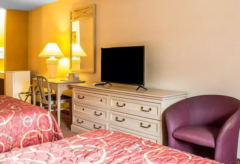 فندق Econo Lodge Inn & Suites