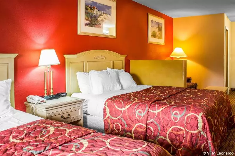 فندق Econo Lodge Inn & Suites