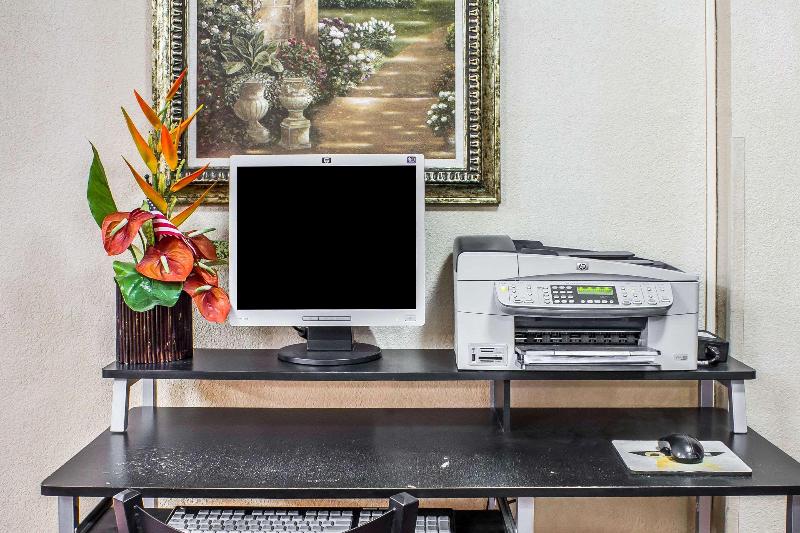 فندق Econo Lodge Inn & Suites