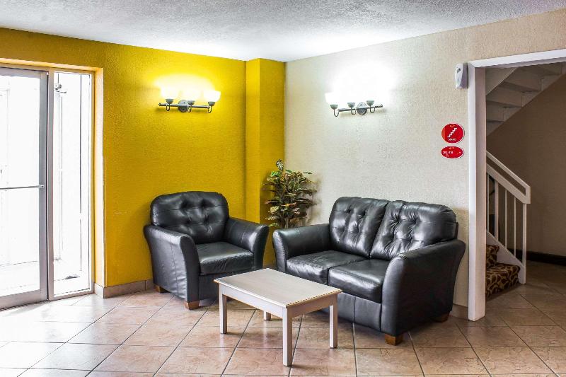 فندق Econo Lodge Inn & Suites