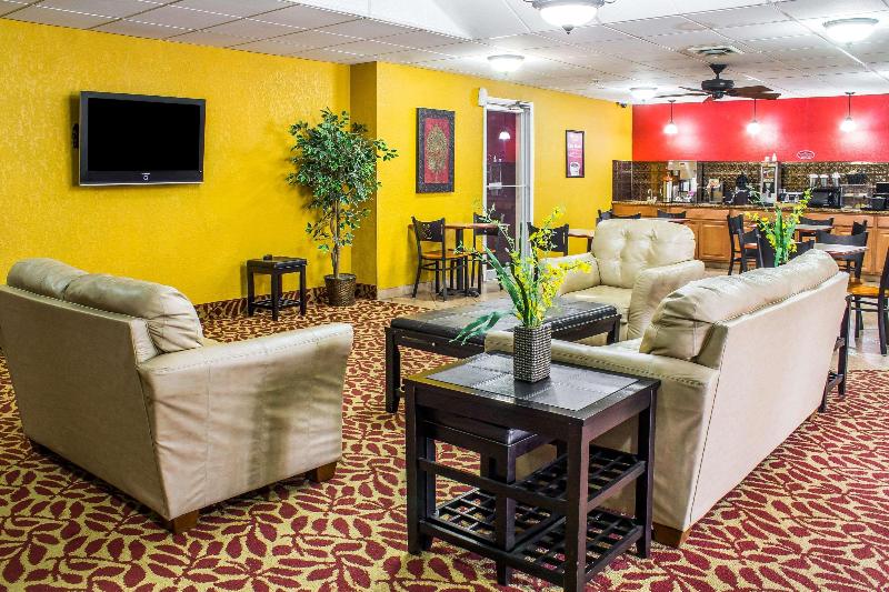 فندق Econo Lodge Inn & Suites