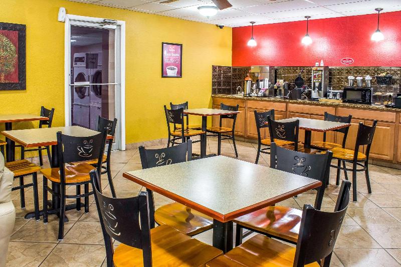 فندق Econo Lodge Inn & Suites