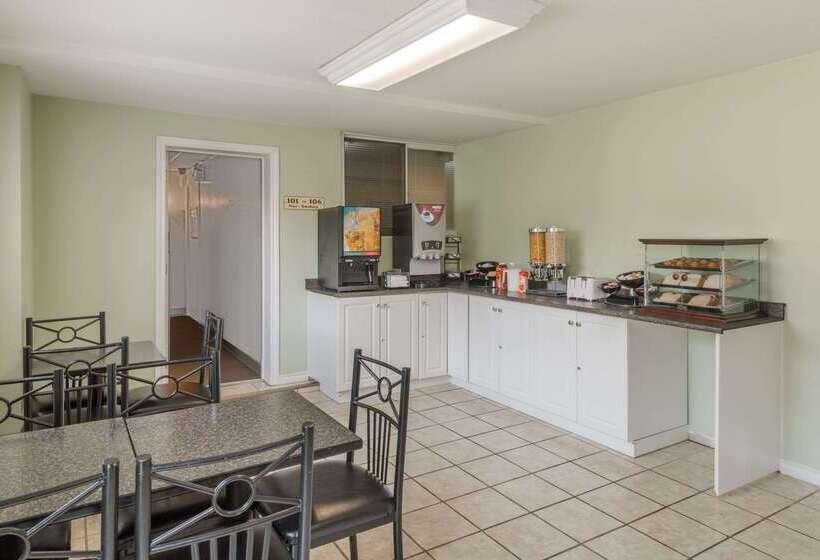 Отель Knights Inn Bracebridge