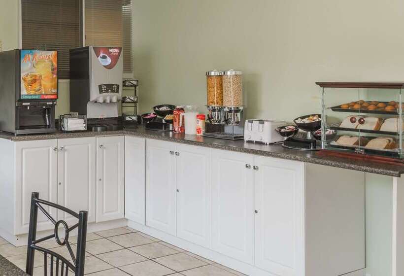 Отель Knights Inn Bracebridge