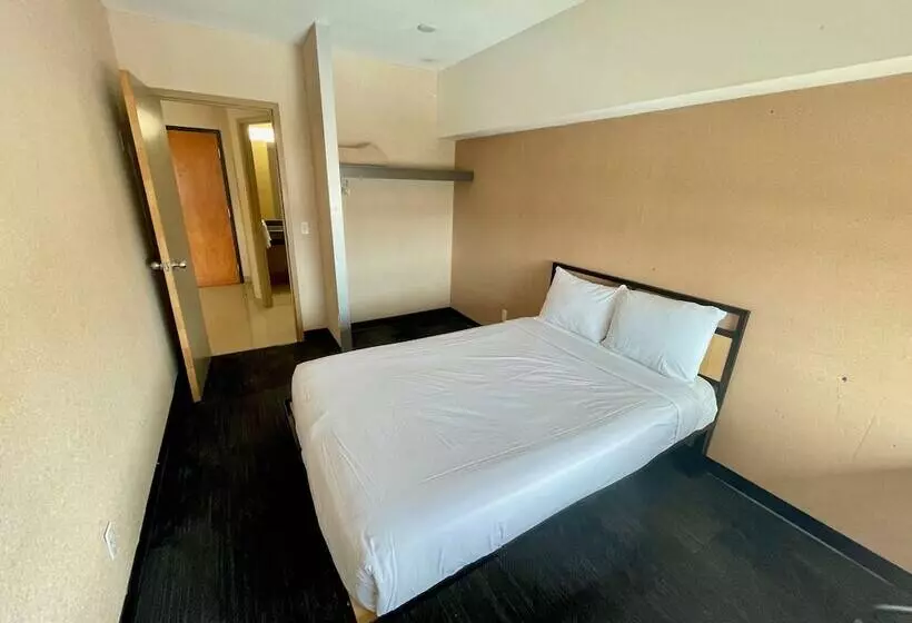 هتل Residence & Conference Centre   Ottawa West