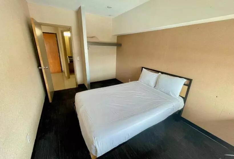 هتل Residence & Conference Centre   Ottawa West