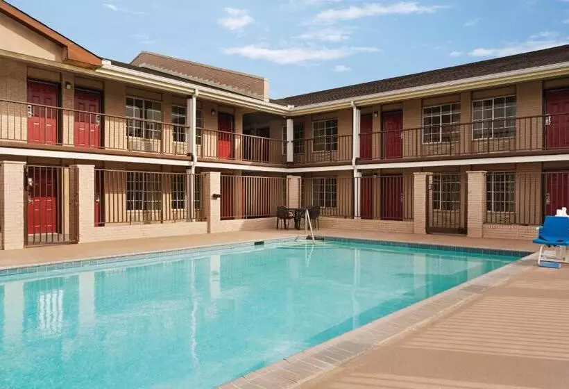 בית מלון כפרי Super 8 By Wyndham Gulfport Biloxi Airport