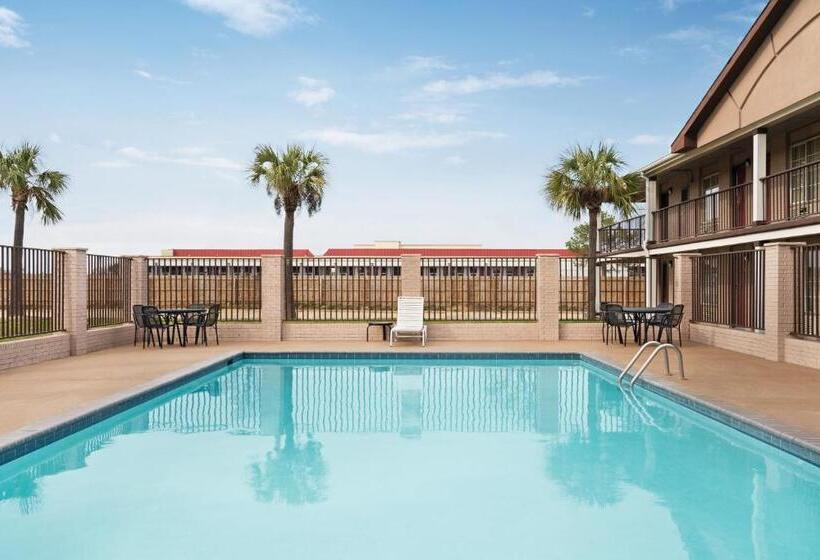 酒店 Super 8 By Wyndham Gulfport Biloxi Airport