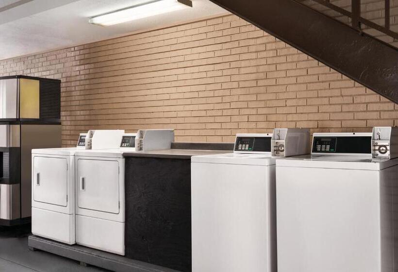 酒店 Super 8 By Wyndham Gulfport Biloxi Airport