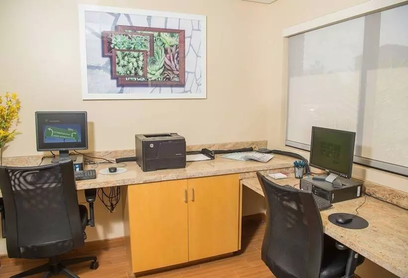 ホテル Towneplace Suites By Marriott Erie