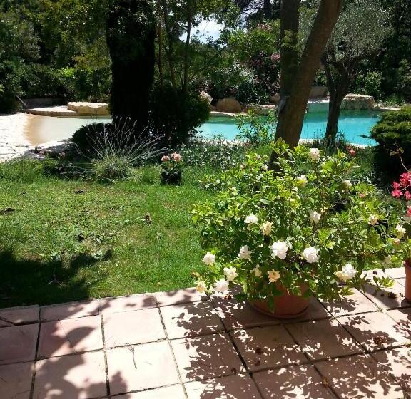 مبيت وإفطار La Bousquatière