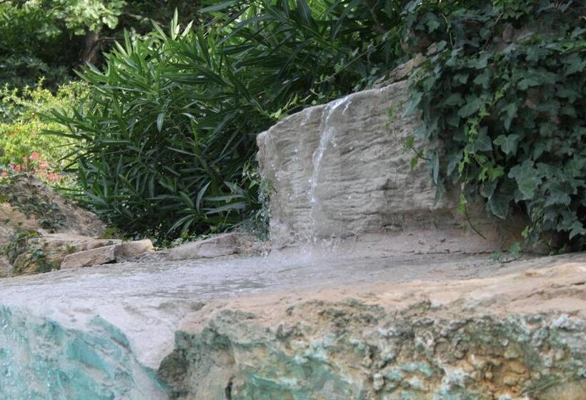 مبيت وإفطار La Bousquatière