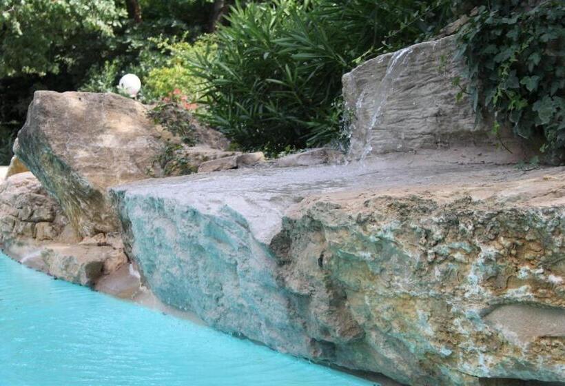 مبيت وإفطار La Bousquatière