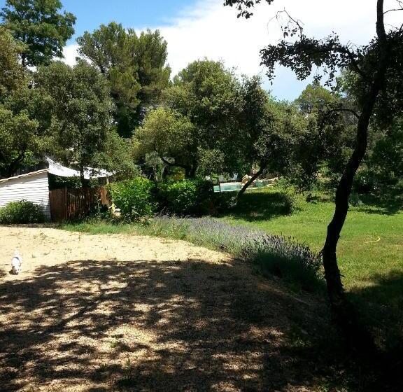 مبيت وإفطار La Bousquatière