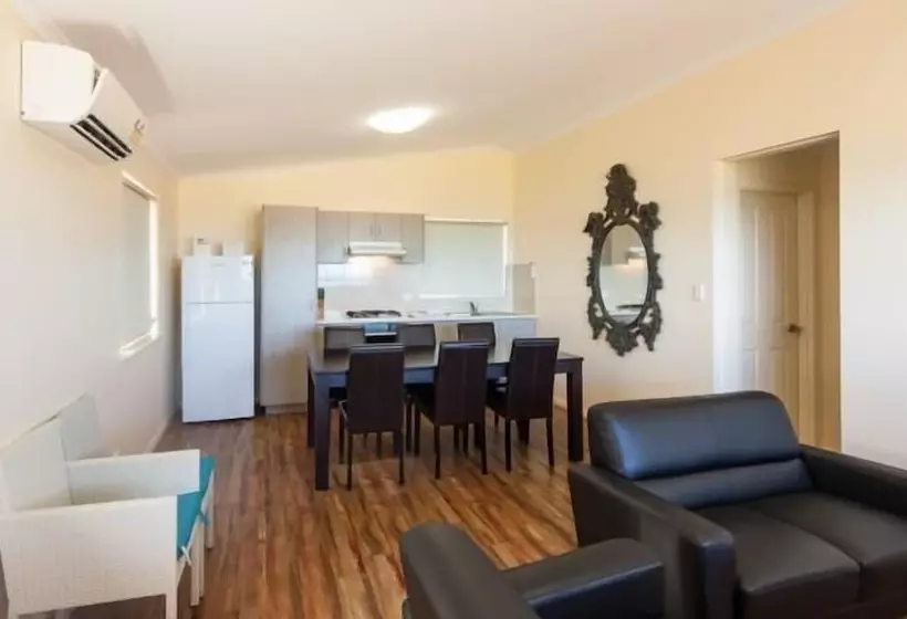 Hotelli Dongara Tourist Park