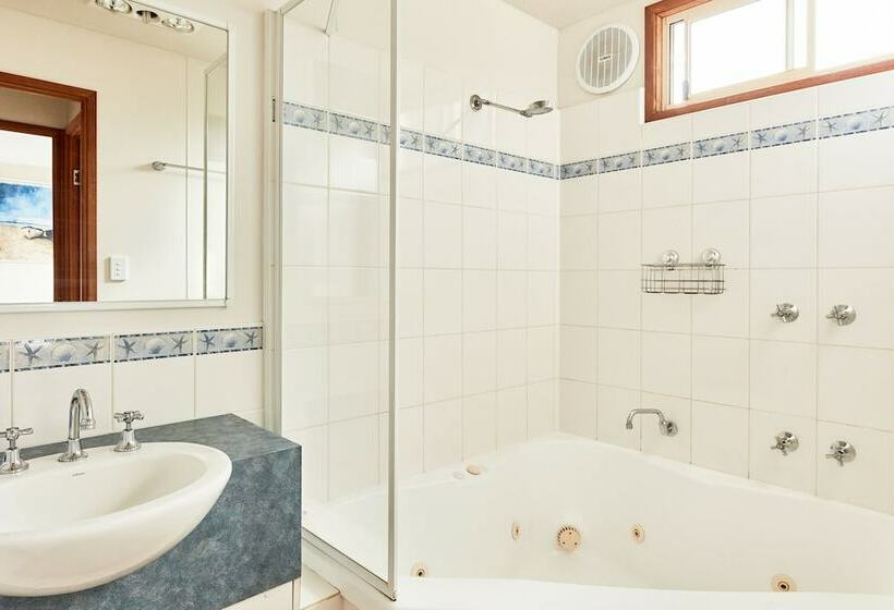 Отель Marengo Family Caravan Park