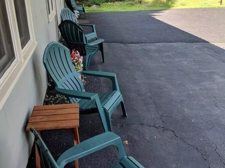 Pine Tree Motel & Cabins