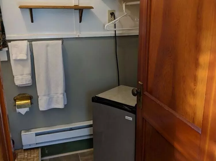 Pine Tree Motel & Cabins