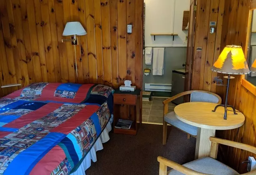 Pine Tree Motel & Cabins