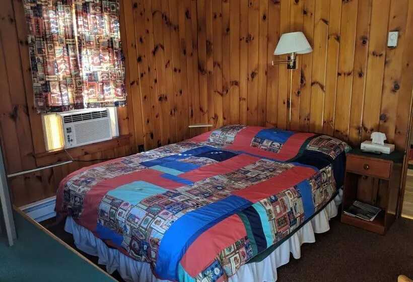 Pine Tree Motel & Cabins