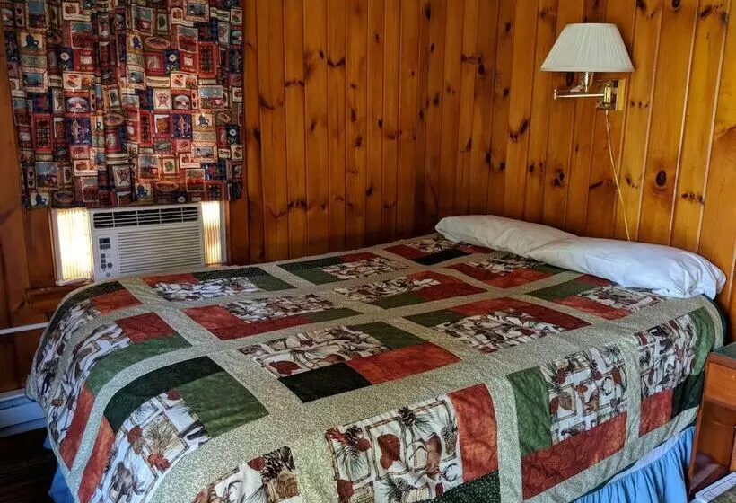 Pine Tree Motel & Cabins