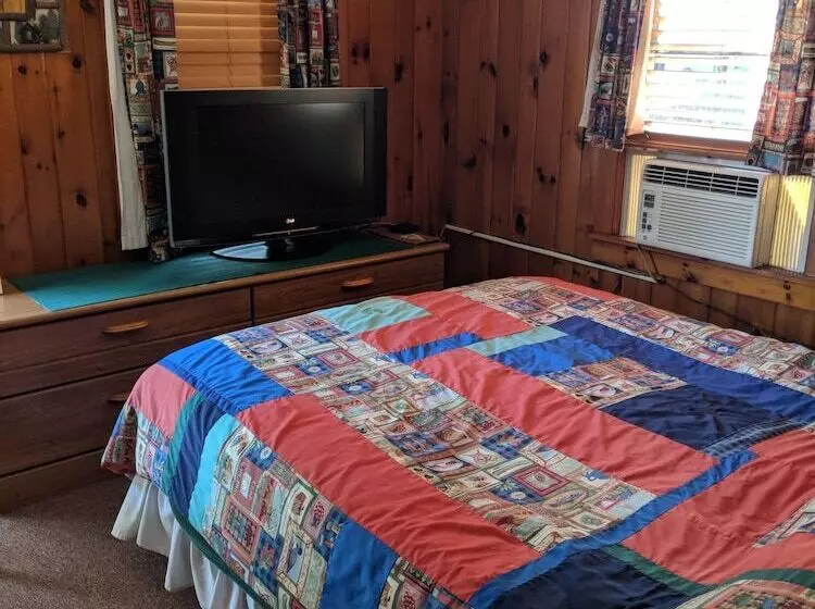 Pine Tree Motel & Cabins