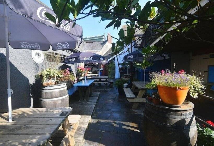 פונדק Tenby House