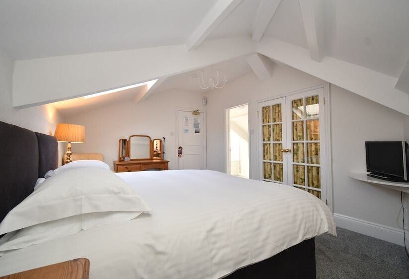 פונדק Tenby House