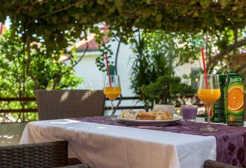 酒店 Alluring Apartment With Balcony And Sea View