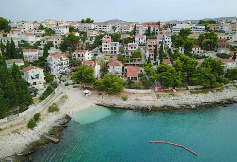 酒店 Alluring Apartment With Balcony And Sea View