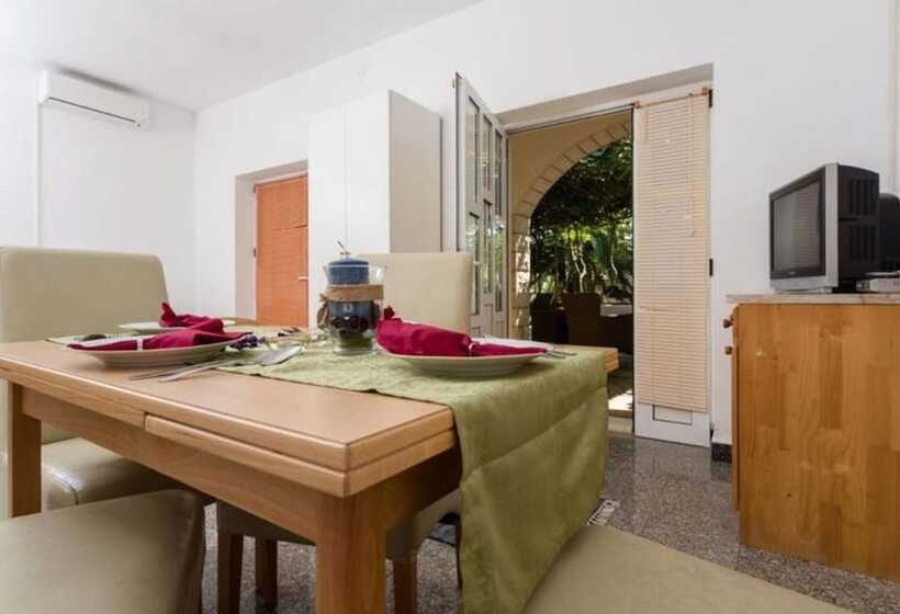 酒店 Alluring Apartment With Balcony And Sea View