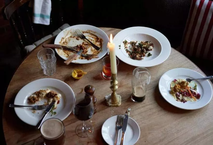 Hotelli The Bell & Crown