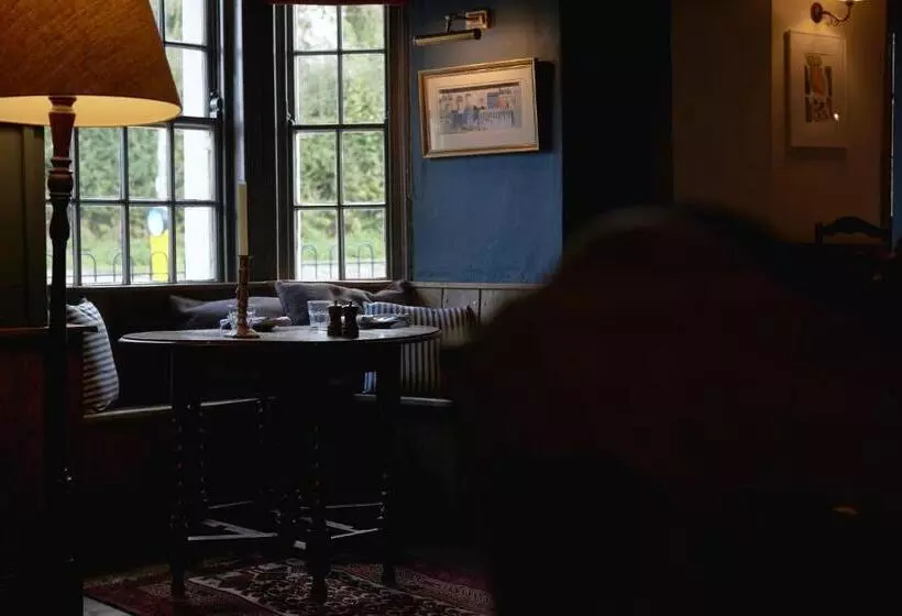 Hotelli The Bell & Crown