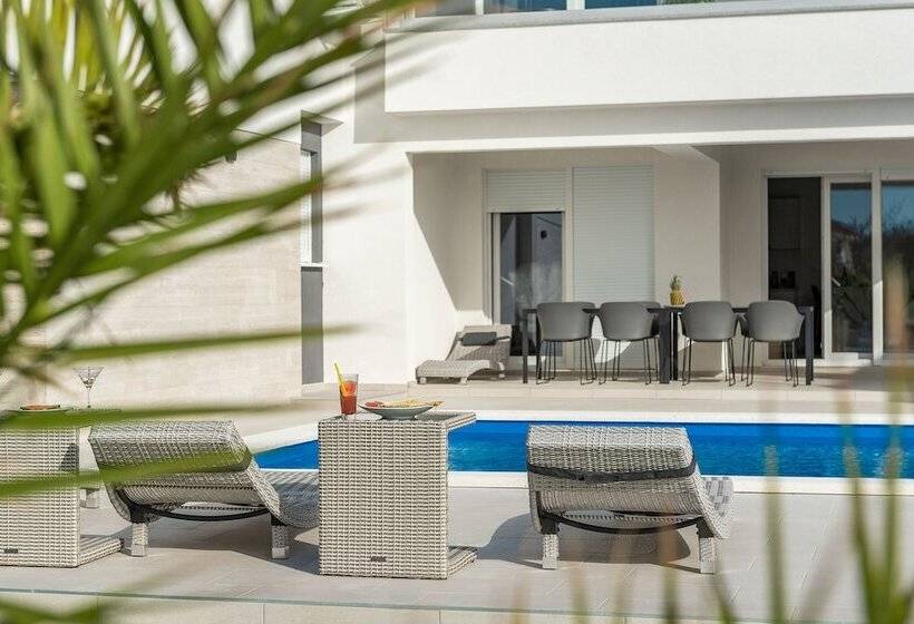 بنسيون Apartments & Rooms Pool Villas Maris B