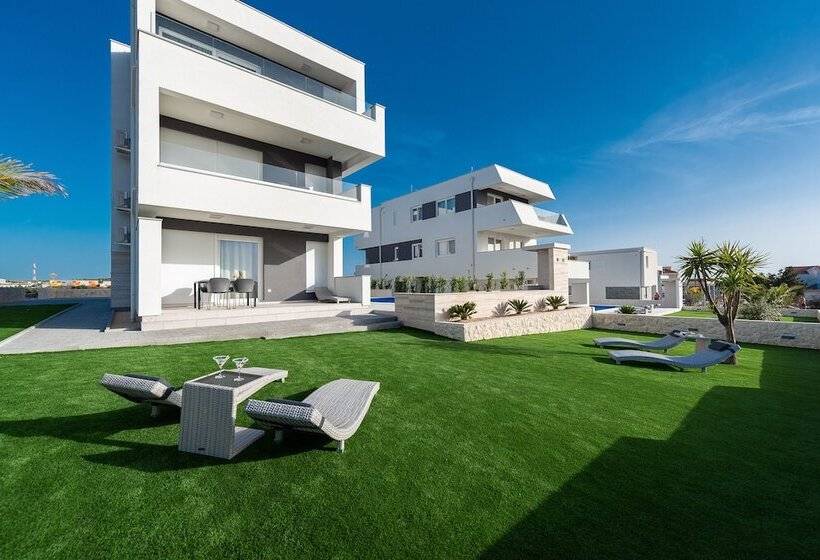 بنسيون Apartments & Rooms Pool Villas Maris B