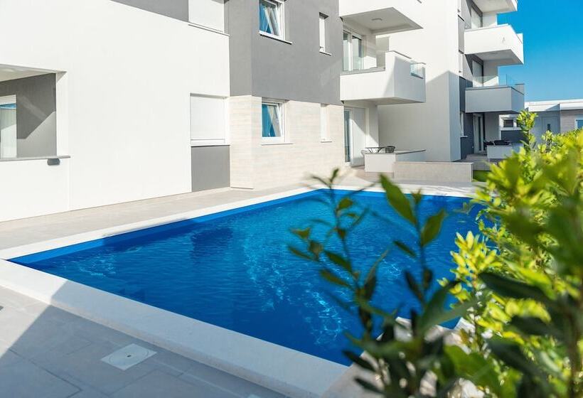 بنسيون Apartments & Rooms Pool Villas Maris B