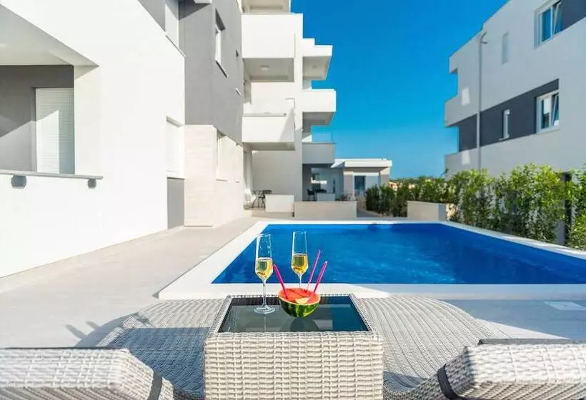 Majatalo Apartments & Rooms Pool Villas Maris B
