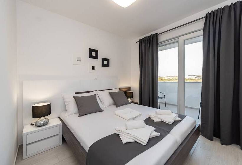 بنسيون Apartments & Rooms Pool Villas Maris B