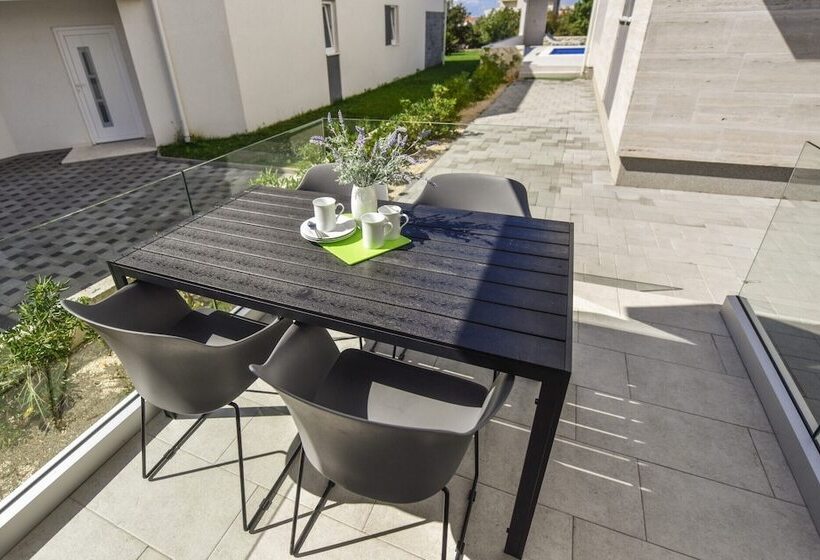 بنسيون Apartments & Rooms Pool Villas Maris B