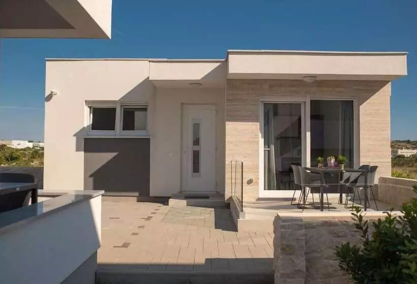 Majatalo Apartments & Rooms Pool Villas Maris B