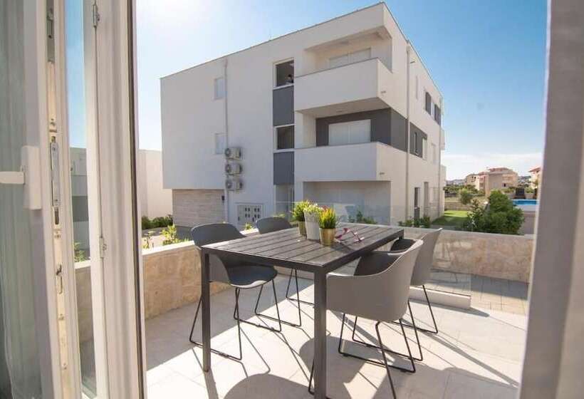 بنسيون Apartments & Rooms Pool Villas Maris B