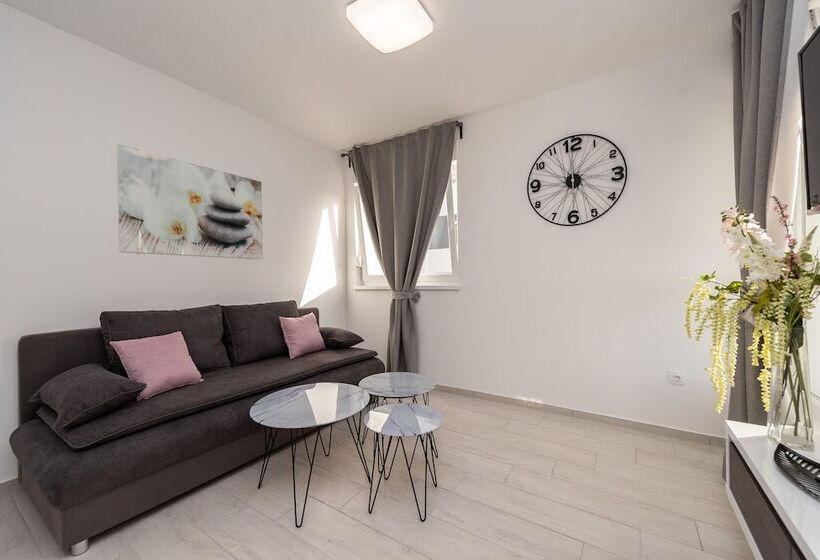 بنسيون Apartments & Rooms Pool Villas Maris B